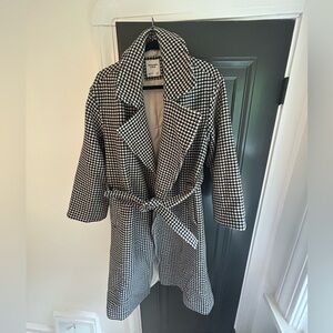 Abercrombie winter/fall black and white coat